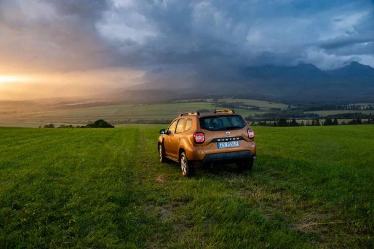 Illustrazione di una Dacia Duster in mezzo alla natura (Depositphotos FOTO) - www.vehiclecue.it