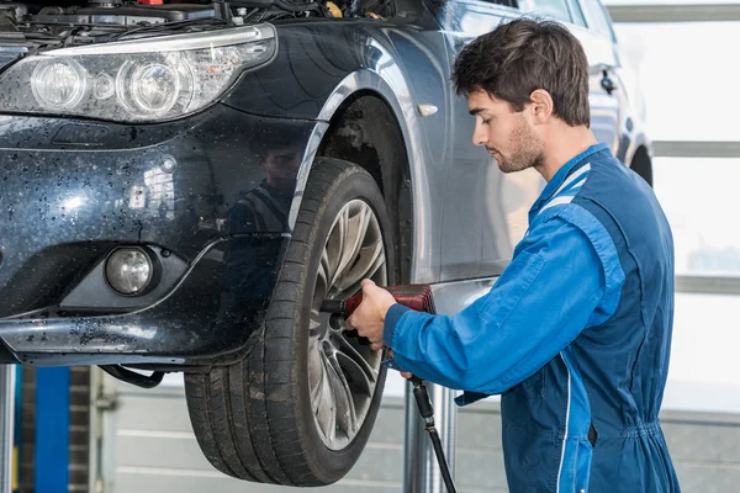 Illustrazione di un meccanico a lavoro (Depositphotos FOTO) - www.vehiclecue.it