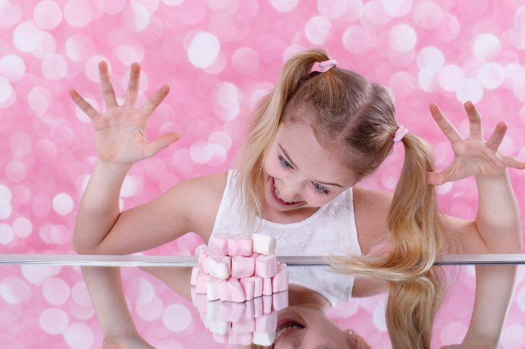 Illustrazione di una ragazza che ha voglia di mangiare alcuni dolcetti (Pixabay FOTO) - www.biomedicalcue.it