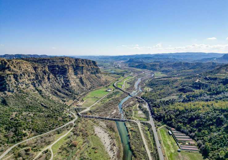 Il paesaggio che attraversa la ciclopedonale (Ciclopedonale della Val di Neto foto) - www.vehiclecue.it