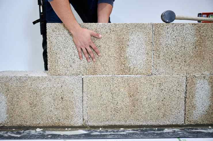Applicazione dei blocchi di canapa (Biolevel foto) - www.buildingcue.it