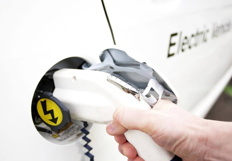Illustrazione di un'auto elettrica sotto carica (Depositphotos FOTO) - www.vehiclecue.it