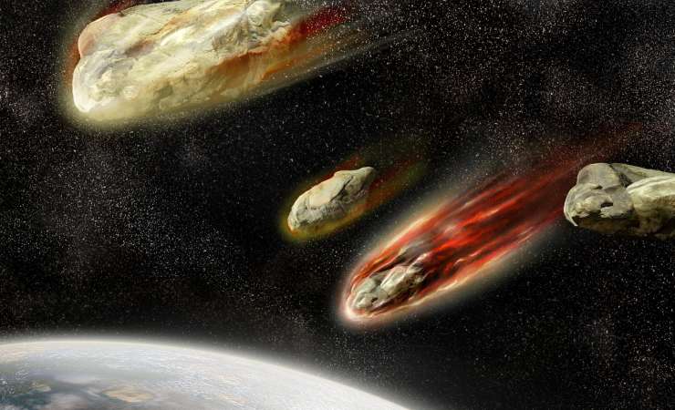 Meteoriti nel cielo (Canva foto) - www.sciencecue.it