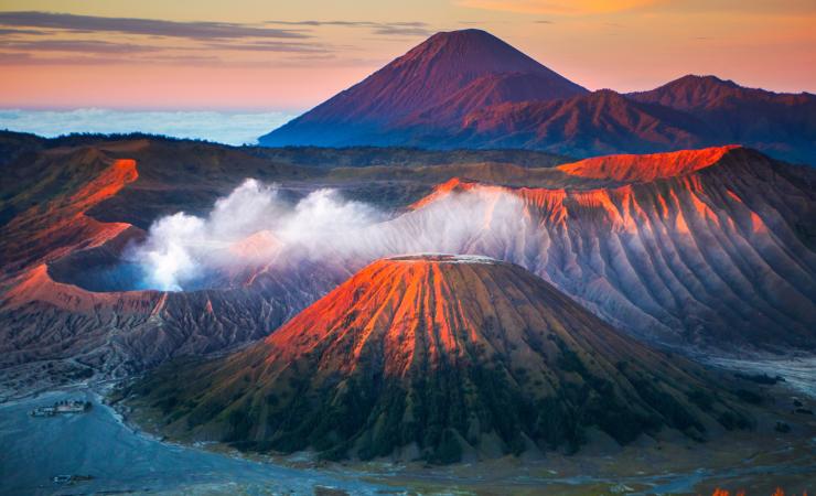 Foto di un vulcano paesaggio (Canva foto) - www.marinecue.it