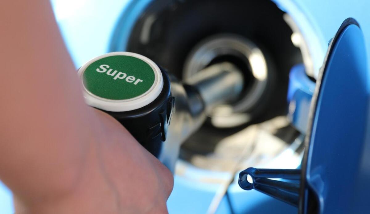 Benzina e diesel ai minimi: il risparmio arriva fino a 5 euro a pieno - Benzina, ecco il costo al distributore (Pixabay) - VehicleCUE