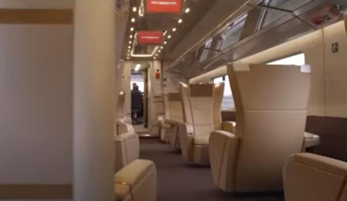Perché i treni italiani sono sempre più lenti? Cantieri, guasti e aumenti tariffari - FrecciaRossa interno (screenshot Lefrecce/YouTube) - www.managementcue.it