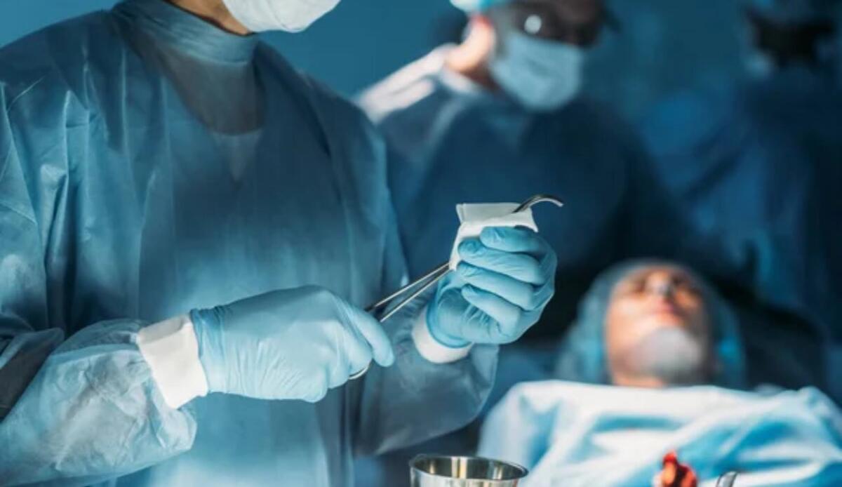 Chirurgia: secondo uno studio chi si opera di venerdì ha un rischio di morte più alto del 12% in un anno - Operazione chirurgica (Depositphotos foto) - www.biomedicalcue.it
