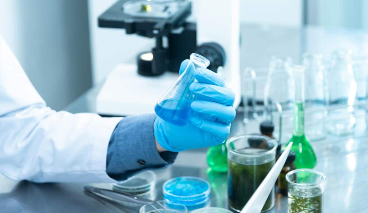 Un sistema di filtraggio più sostenibile: i nuovi materiali che rimuovono i pfas senza elettricità - Illustrazione di un laboratorio chimico (Pexels FOTO) - www.energycue.it