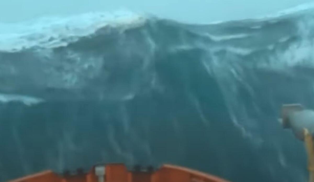 Commercio marittimo a rischio: uno tsunami può bloccare le rotte commerciali più trafficate del mondo - Onda tsunami da una barca (screenshot Hai Visto/YouTube) - www.managementcue.it