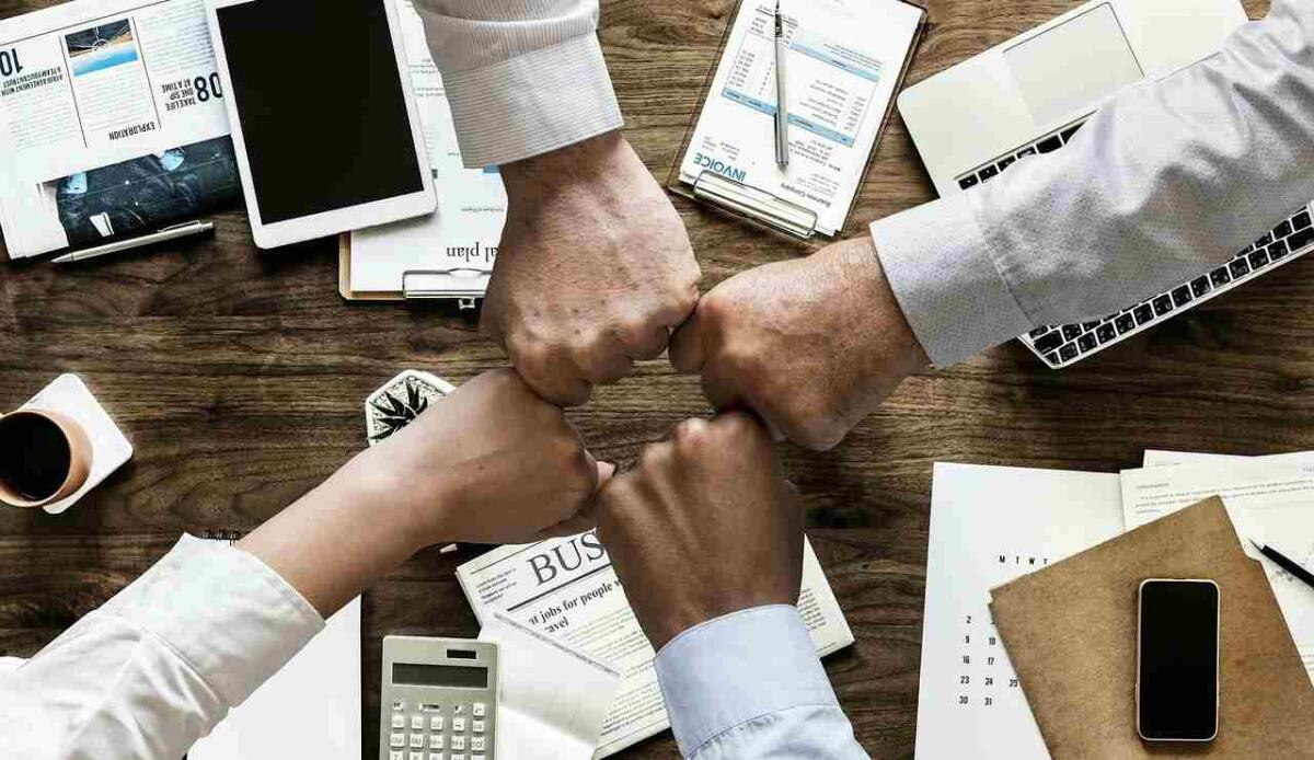 Collaborare conviene: investire insieme può aumentare i ricavi del 30% e ridurre i costi - Illustrazione di un lavoro di squadra (Pixabay FOTO) - www.managementcue.it
