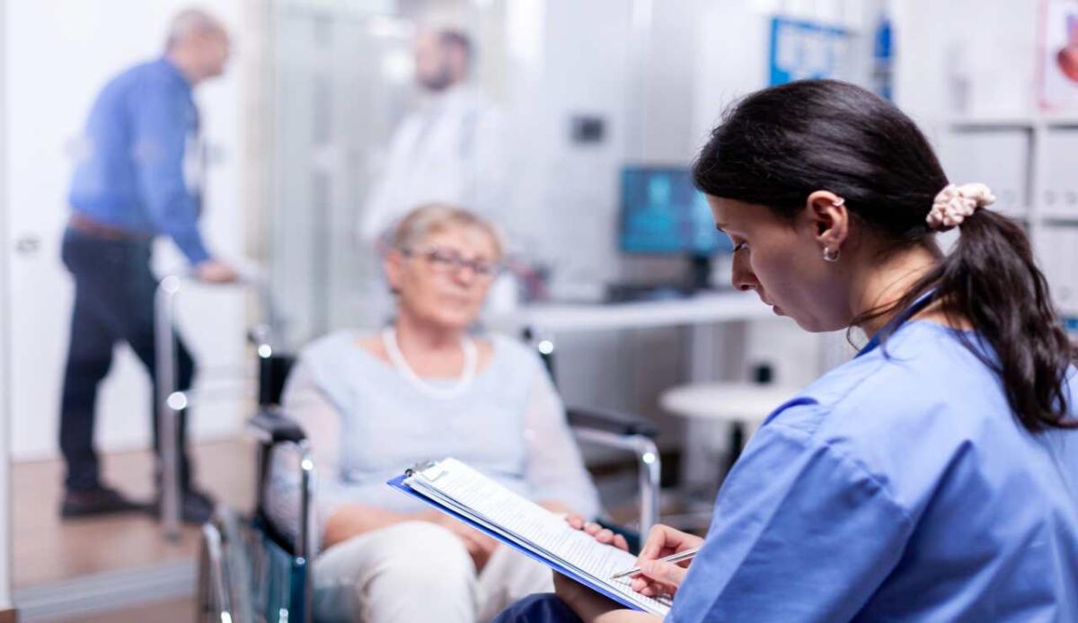 Assistenza a casa per anziani fragili: un programma innovativo riduce i ricoveri del 35% - Un programma innovativo (depositphotos.com) - www.biomedicalcue.it
