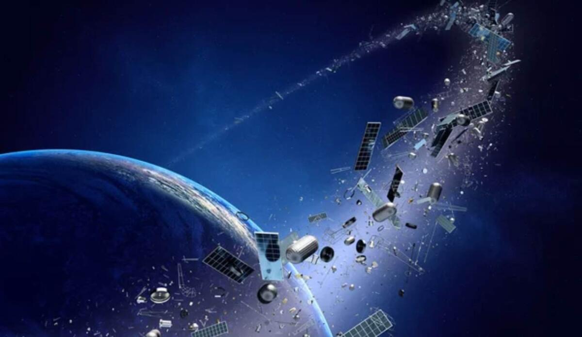 Detriti spaziali minuscoli? Un nuovo satellite li individuerà per proteggere le missioni spaziali - Detriti spaziali colpiscono veicoli (Depositphotos foto) - www.aerospacecue.it