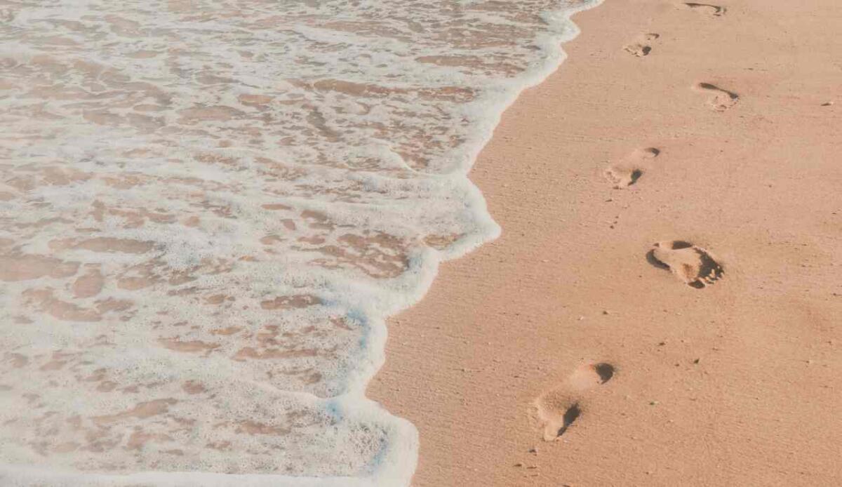 Perché quando camminiamo sulla sabbia essa si asciuga per poi ribagnarsi dopo pochi minuti? - Impronte sulla sabbia (Pixabay FOTO) - www.sciencecue.it