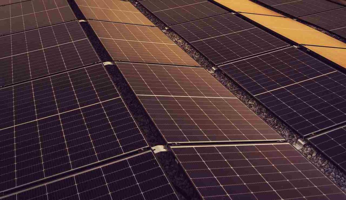 Il solare accelera in Svizzera: solo il 10% del potenziale sfruttato, ma la crescita è rapida - Illustrazione di alcuni pannelli solari (Pixabay FOTO) - www.energycue.it
