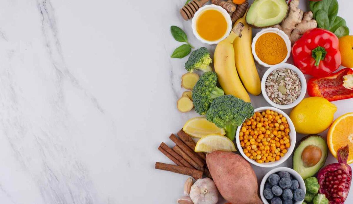 Le vitamine che fanno bene e donano energia - Illustrazione di alcuni alimenti salutari - www.biomedicalcue.it