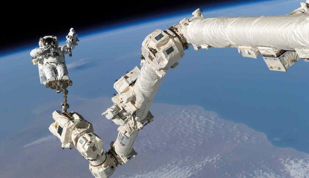 Space Economy: l'industria spaziale raggiunge i 630 miliardi di dollari, con un forte aumento previsto entro il 2035 - Astronauta nello spazio (Pixabay foto) - www.financecue.it