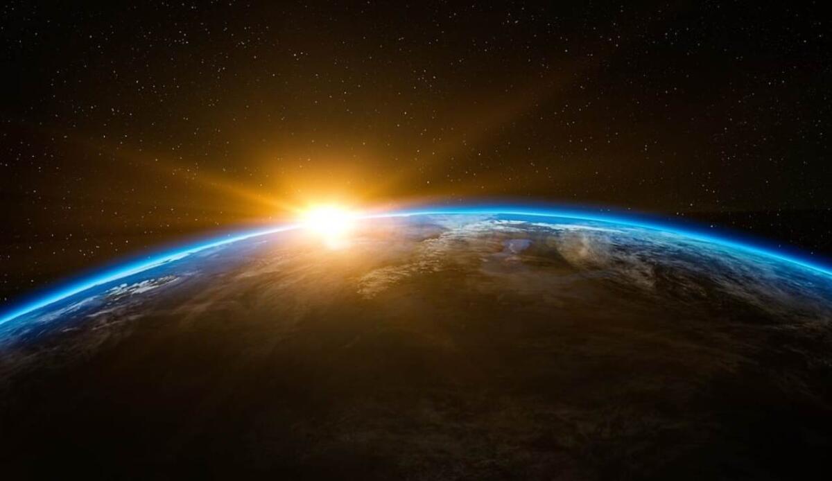 Orizzonti, stelle e ombre: le prove che dimostrano la sfericità della Terra - Illustrazione di una Terra tutt'altro che piatta (Pixabay FOTO) - www.aerospacecue.it