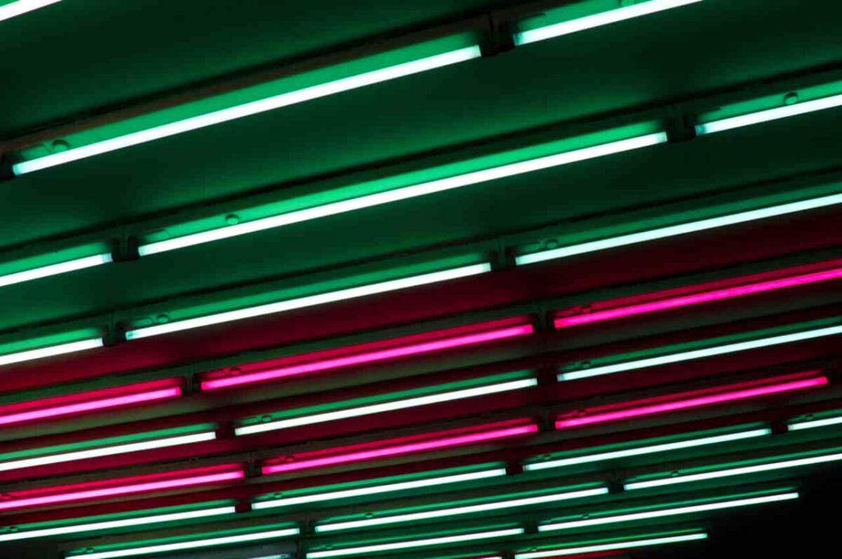 Tubi LED colorati: applicazioni e vantaggi - 