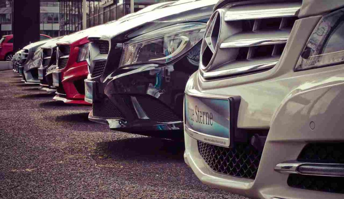 Auto europee in pericolo: nel 2023 vendite -30% rispetto ai marchi cinesi - Illustrazione di alcune auto (Pexels FOTO) - www.vehiclecue.it