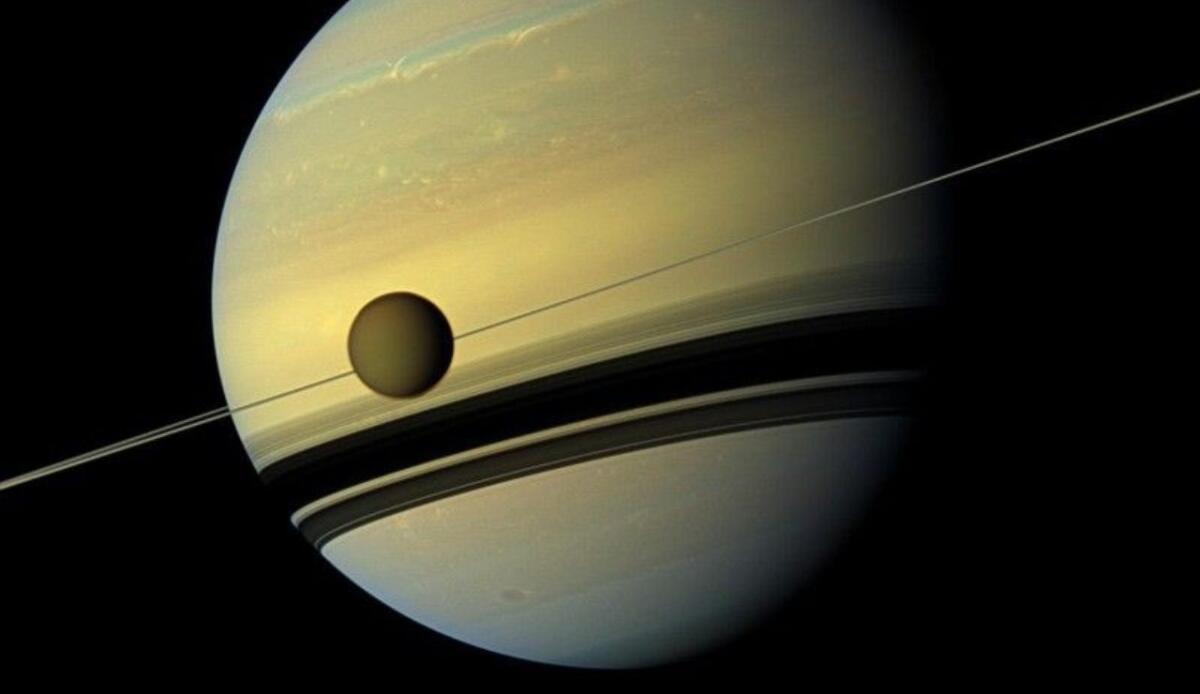128 nuovi satelliti per Saturno: la sua collezione di lune non smette di crescere - Titan e Saturno (NASA foto) - www.aerospacecue.it