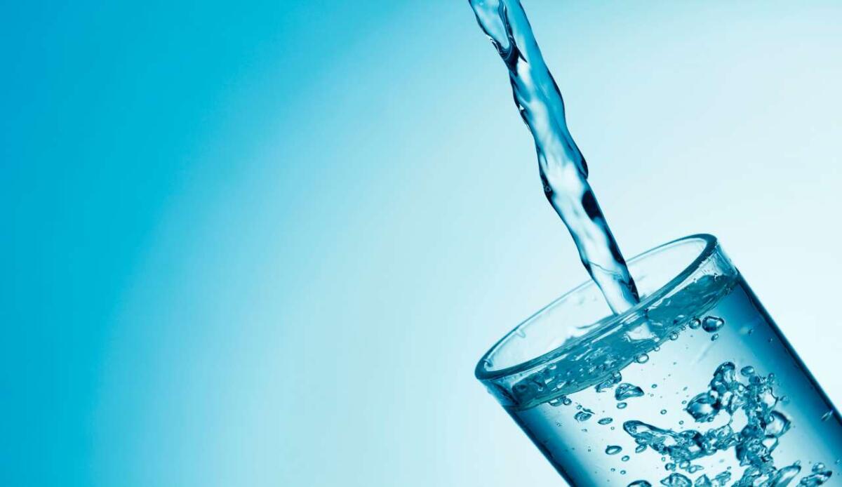 Acqua potabile dall’aria con scarti di biomassa: il sistema che raccoglie fino a 14,19 litri per kg di materiale - Ricavare acqua potabile dall’aria (depositphotos.com) - www.energycue.it