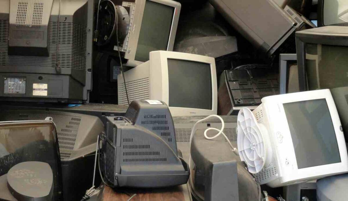 Rifiuti elettronici: l'Italia accelera sul riciclo con 356 milioni di kg raccolti nel 2024 - Illustrazione di alcuni schermi PC - www.energycue.it