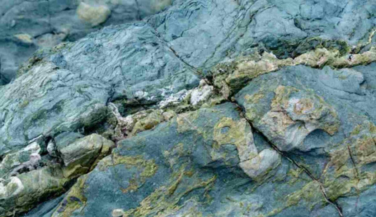Le rocce come alleate contro la CO₂: un nuovo processo la cattura migliaia di volte più velocemente - Rocce e minerali (Depositphotos foto) - www.energycue.it