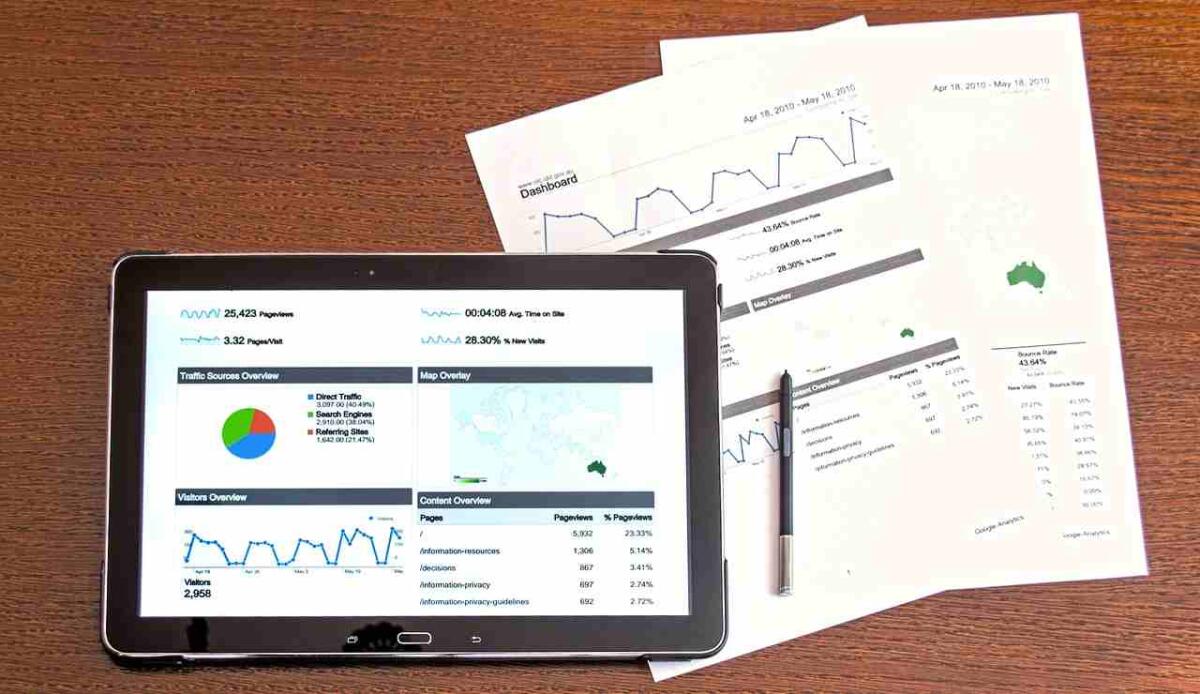 Gli italiani tornano a risparmiare: +20 miliardi in banca, ma gli interessi restano bassi - Illustrazione di un'analisi di mercato (Pixabay FOTO) - www.financecue.it