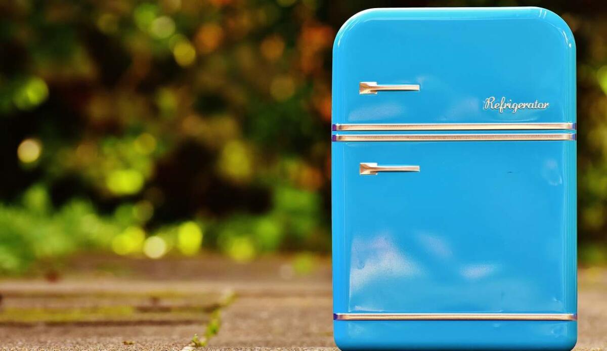 Ecologici ma non troppo: i nuovi refrigeranti potrebbero trasformarsi in inquinanti persistenti - Illustrazione di un frigorifero (Pixabay FOTO) - www.energycue.it