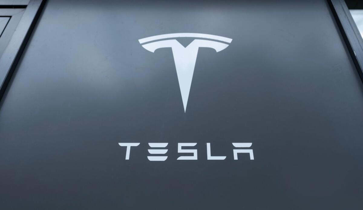 Tesla crolla: -130 miliardi in un giorno, vendite a picco in Cina - Tesla, ecco i dati delle perdite (DepositPhotos) - FinanceCUE