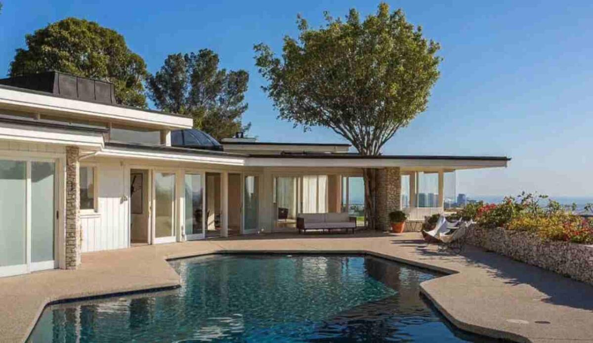 La mitica residenza di Elvis a Beverly Hills torna in vendita per 23,5 milioni di euro - La villa di Elvis Presley (House Café - youtube screenshot) - www.buildingcue.it