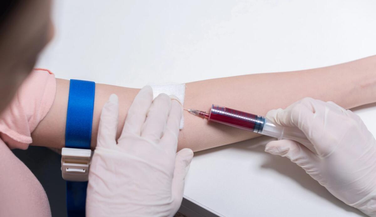 Sindrome dell’intestino irritabile: un test del sangue rivela quali eliminare per ridurre il dolore addominale - Test del sangue, ecco come potrebbe aiutare quando si parla di intestino irritabile (DepositPhotos) - BiomedicalCUE