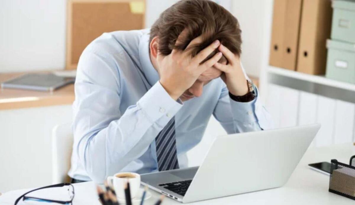 Il 68% dei lavoratori teme di essere escluso: quando l’invidia sul lavoro blocca la produttività - Lavoratore stressato (Depositphotos foto)  - www.managementcue.it