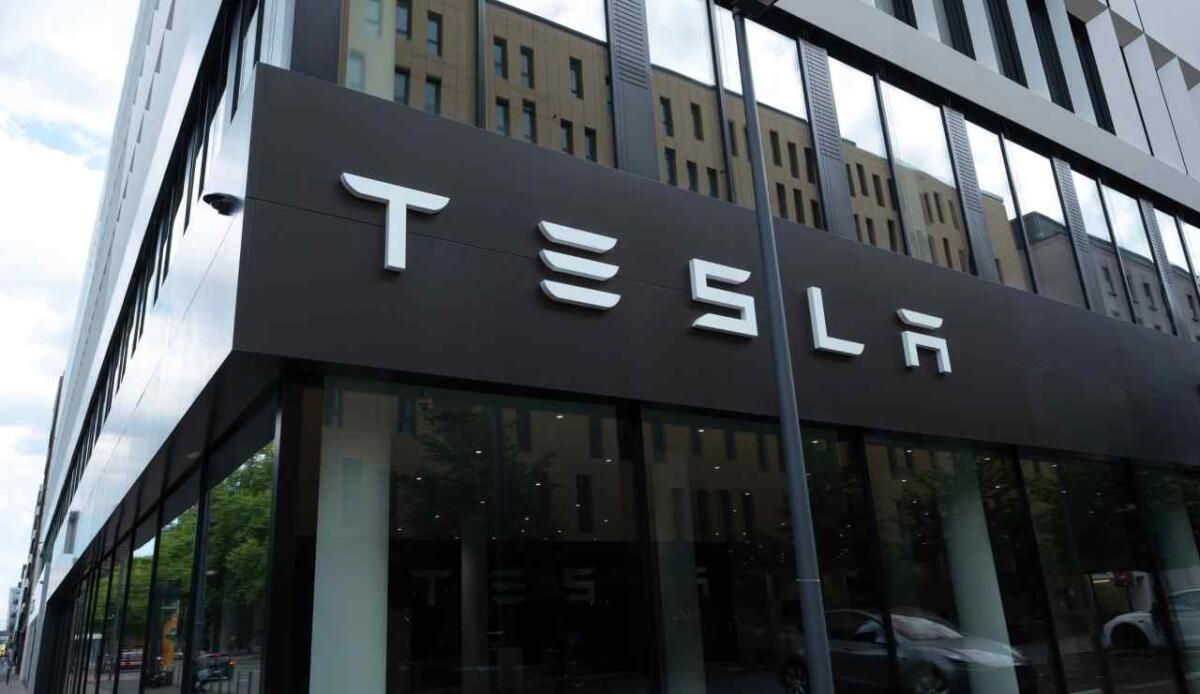 Tesla in crisi: Musk perde 15 miliardi e il titolo scende del 23% - Tesla azienda (Depositphotos foto) - financecue.it