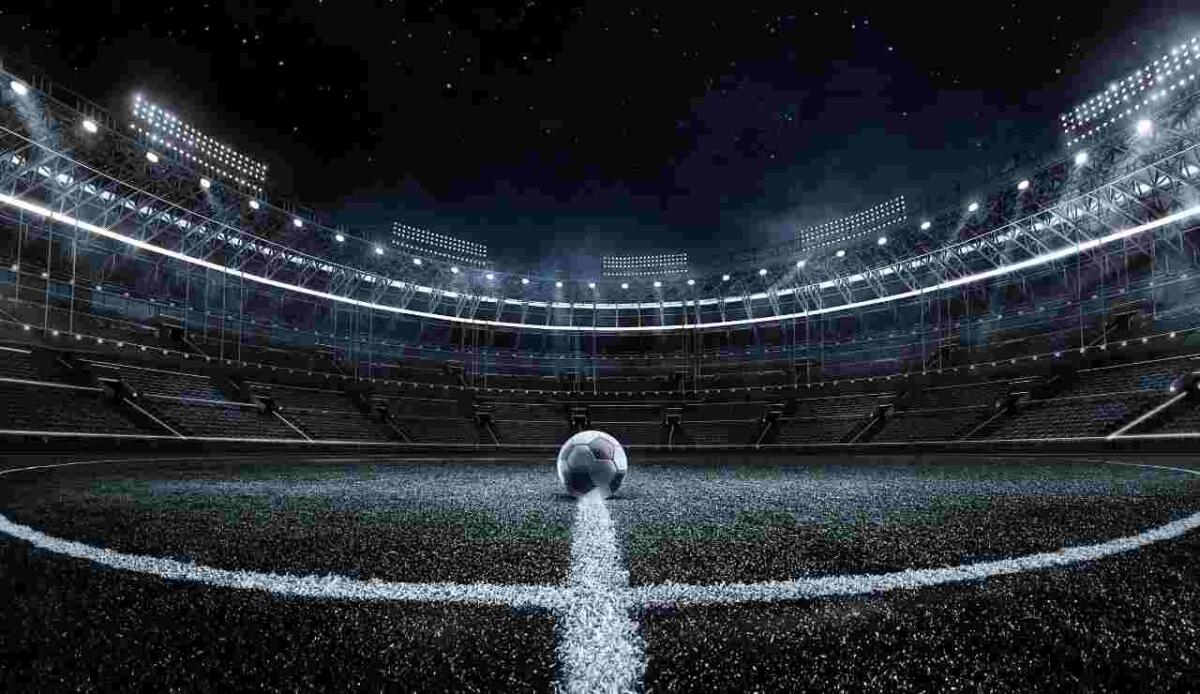 Calcio e business: in Serie A nulla è lasciato al caso (o gratis) - Calcio pallone in uno stadio (Canva foto) - www.managementcue.it