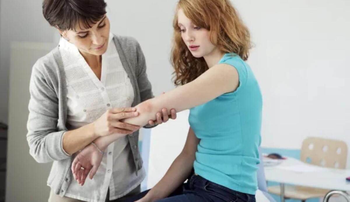 Psoriasi e alimentazione: dieta ricca di vegetali e povera di grassi saturi riduce la gravità dei sintomi - Valutazione della psoriasi (Depositphotos foto) - www.biomedicalcue.it