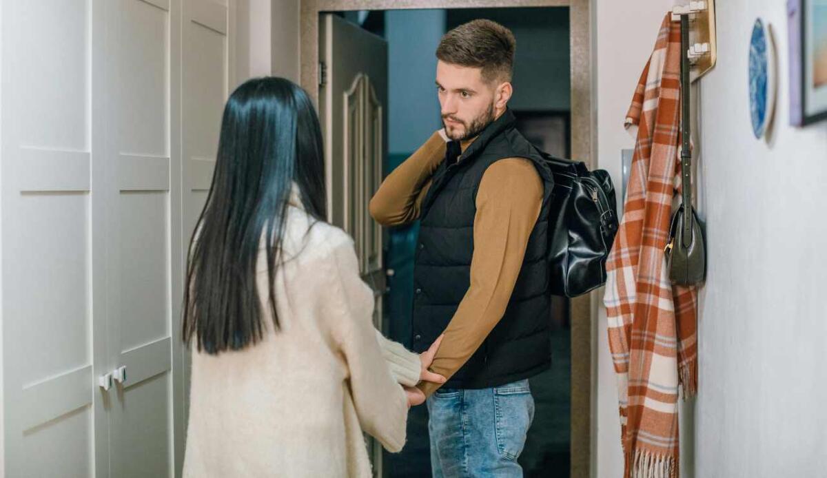 L’Italia non trattiene i suoi giovani: emigrazione alle stelle, solo il 28% parte per scelta - Illustrazione di un ragazzo che sta per partire (pexels FOTO) - www.managementcue.it