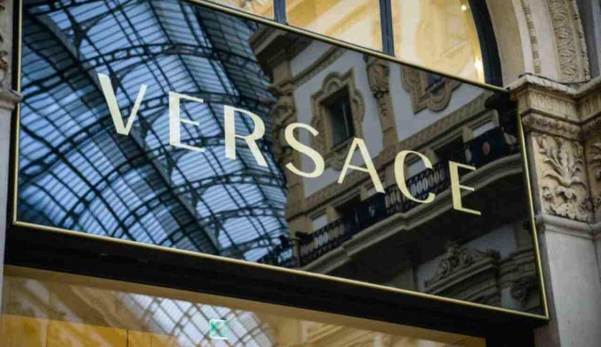 Prada pronta a comprare Versace: accordo da 1,5 miliardi in arrivo? - Negozio Versace (Depositphotos foto) - www.financecue.it