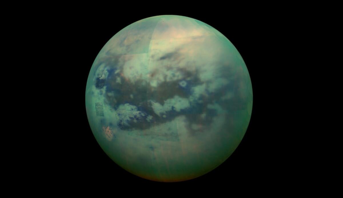 Titan ancora in fase di assestamento: un evento cosmico ha modificato la sua orbita - Titan (SSE - NASA foto) - www.aerospacecue.it