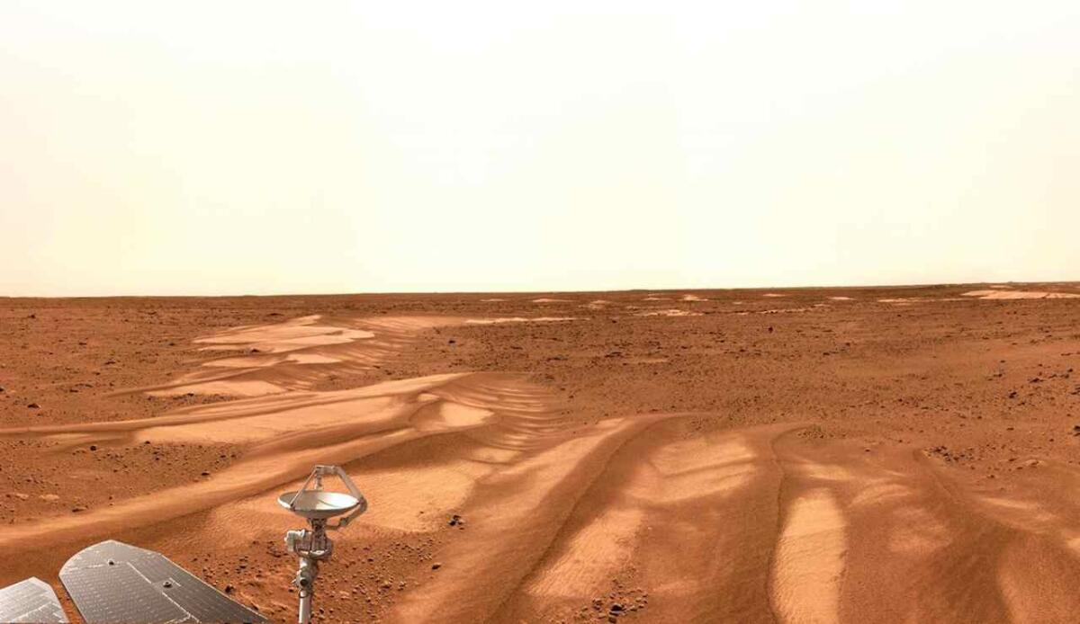 Onde su Marte? Il rover Zhurong trova possibili tracce di antiche spiagge marziane - Foto panoramica di Zhurong (National Astronomical Observatories foto) - www.aerospacecue.it