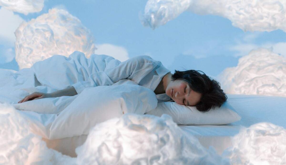 Sogno e realtà si incontrano: le persone in stato di sogno lucido rispondono agli stimoli - Illustrazione di una ragazza mentre sta sognando (Pexels FOTO) - www.biomedicalcue.it