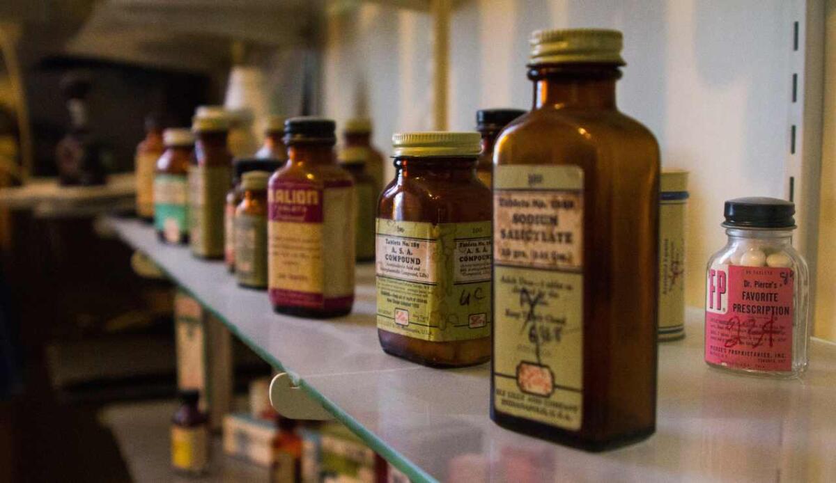 Quel periodo in cui il cloroformio veniva utilizzato per alleviare i dolori del parto - Antica farmacia (Pixabay FOTO) - www.sciencecue.it
