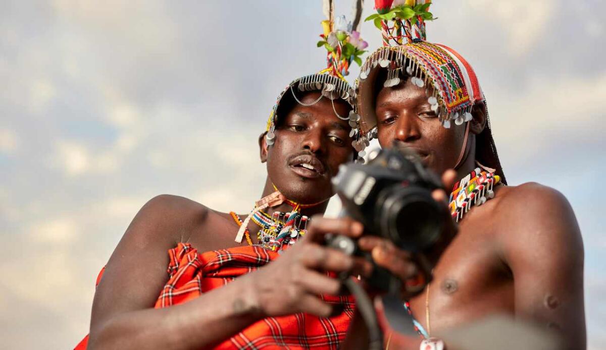 Fulani, il DNA svela 12.000 anni di migrazioni: origini legate al Sahara Verde e al Nord Africa - Appartenenti all'etnia Fula con vesti tipiche (Pexels foto) - www.sciencecue.it