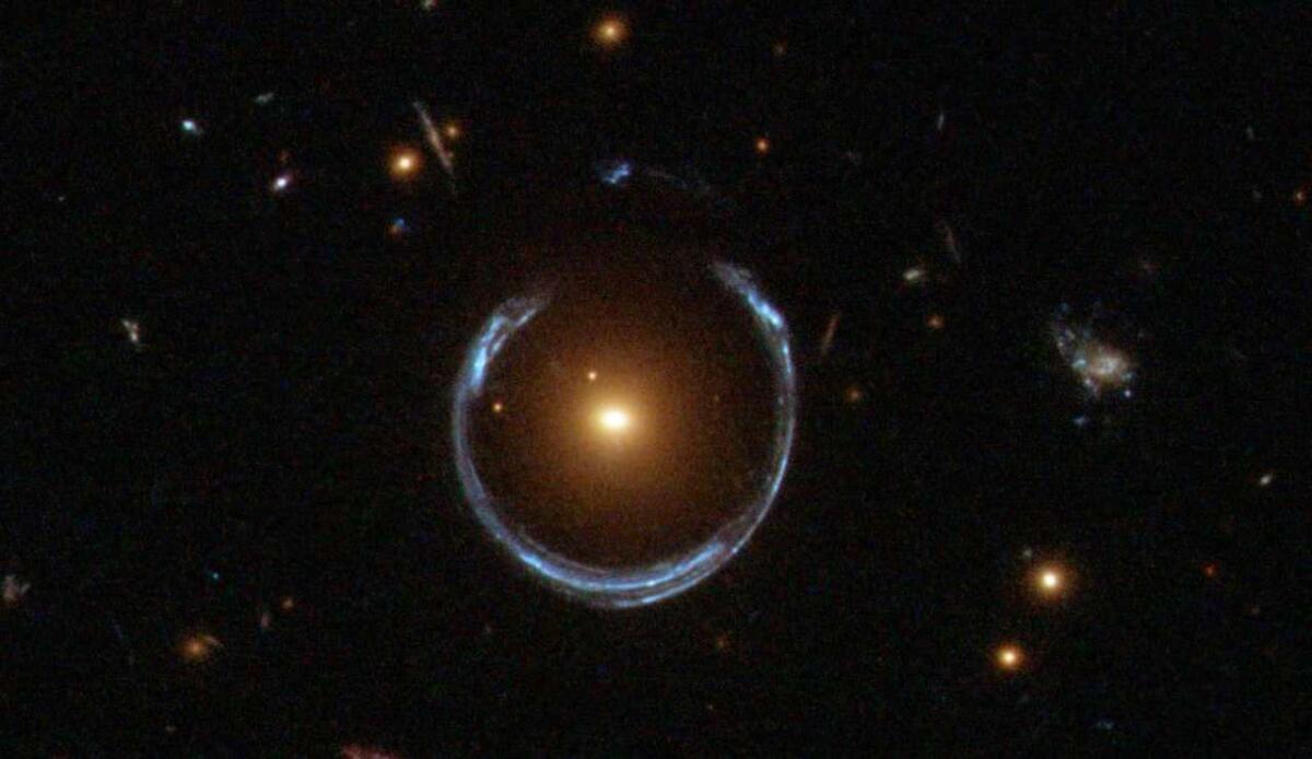 Cosmic Horseshoe: ospita uno dei buchi neri più massicci mai rilevati - Cosmic Horseshoe (NASA - ESA foto) - www.aerospacecue.it