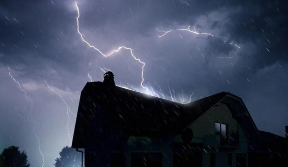 Tempeste, fulmini e guasti: conviene proteggere la nostra casa dai fenomeni naturali? - Fulmine colpisce una casa (Depositphotos foto) - www.buildingcue.it
