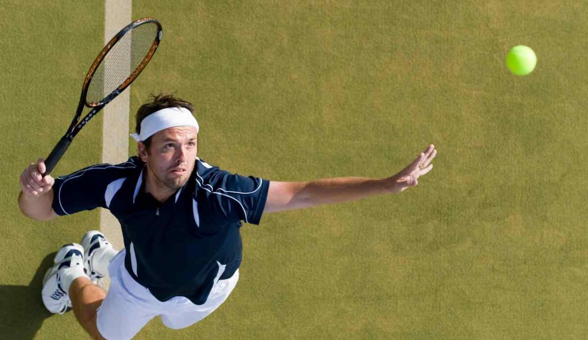 Prevedere il futuro? Un nuovo modello calcola come gli atleti anticipano il movimento della palla - Giocatori di tennis prevedono il movimento della palla (Canva foto) - www.sciencecue.it
