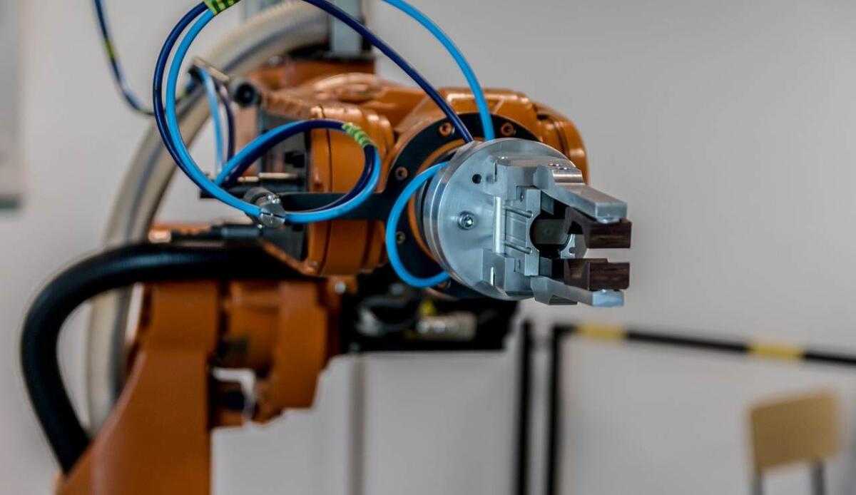 Automazione e salari: innovazione in crescita fino al 5% dove i minimi salariali aumentano - Illustrazione di un braccio robot (Pixabay FOTO) - www.managementcue.it