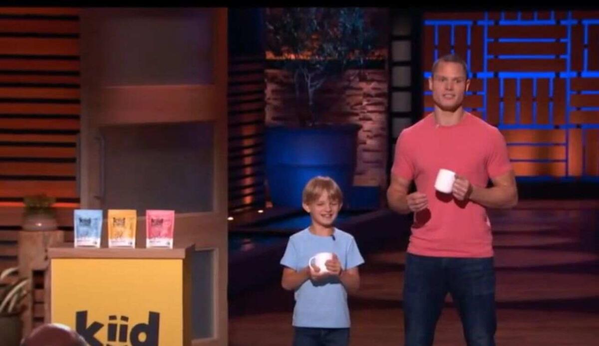 A 8 anni crea un business basato sul caffè e guadagna 150.000 dollari: ora ha un accordo su "Shark Tank" - Kiid Coffee a Shark Tank (screenshot ABC/YouTube) - www.buildingcue.it