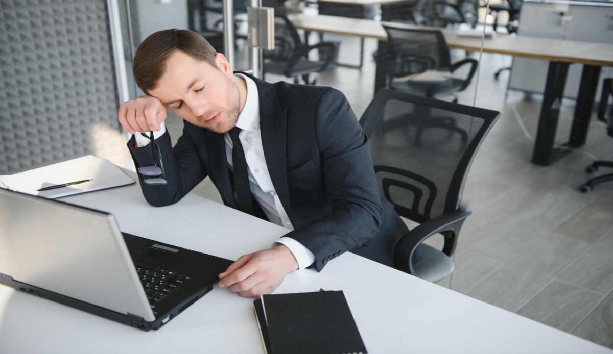 La crisi di mezza carriera esiste? Solo per i professionisti altamente qualificati - Crisi selettiva? (depositphotos.com) - www.managementcue.it
