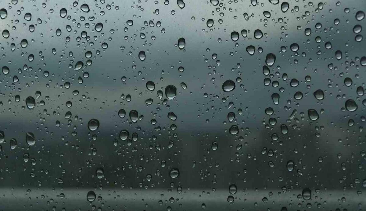 Il vetro che respinge l’acqua: grazie agli ultrasuoni, non si bagna mai - Illustrazione di un vetro con alcune goccioline d'acqua (Pixabay FOTO) - www.systemscue.it
